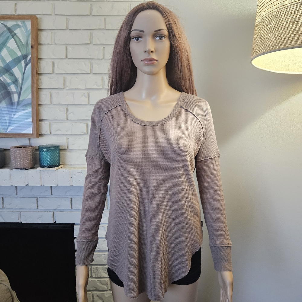 Aritzia TnA Women's Taupe Thermal Sweater Top Long Sleeves Waffle Knit Long Line